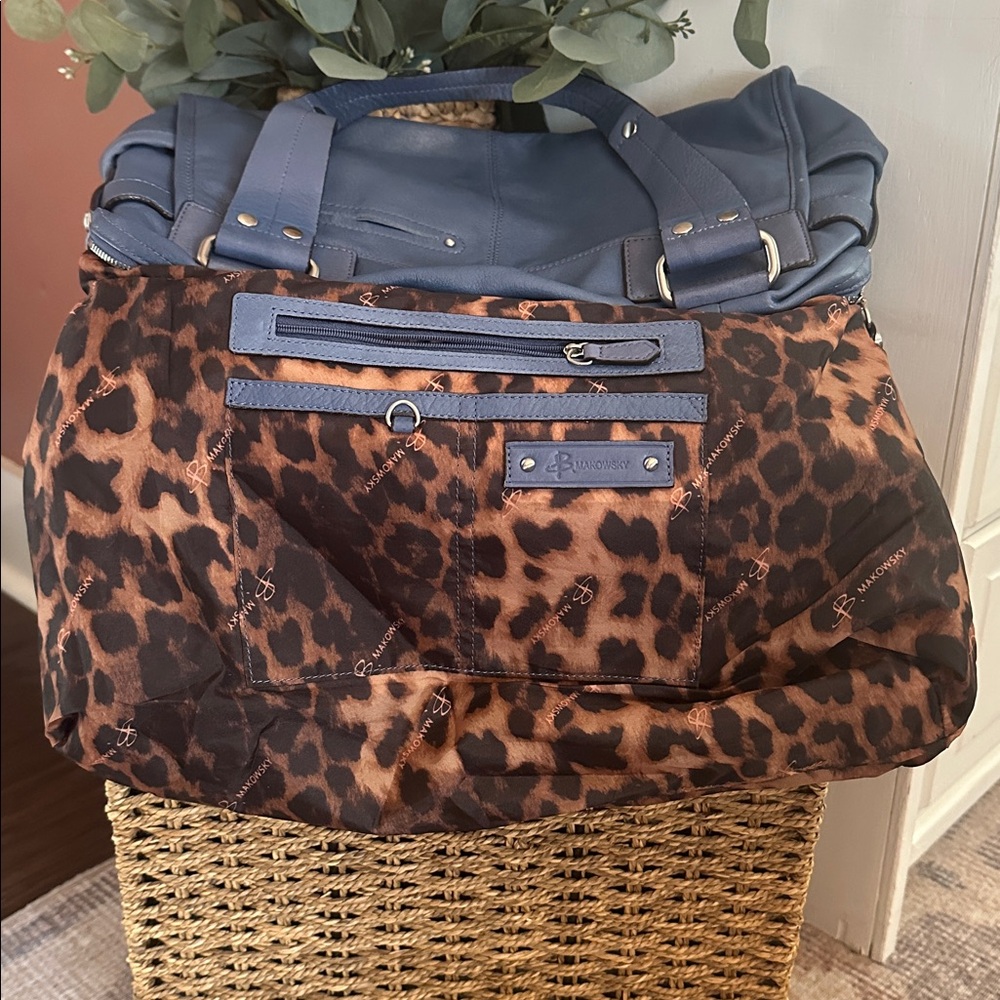 B. Makowsky cornflower Blue genuine Leather shoulder pockets silver animal purse - Picture 12 of 15